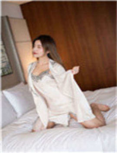 《果冻传媒妈妈和女儿李琼-亲嘴亲胸口视频》